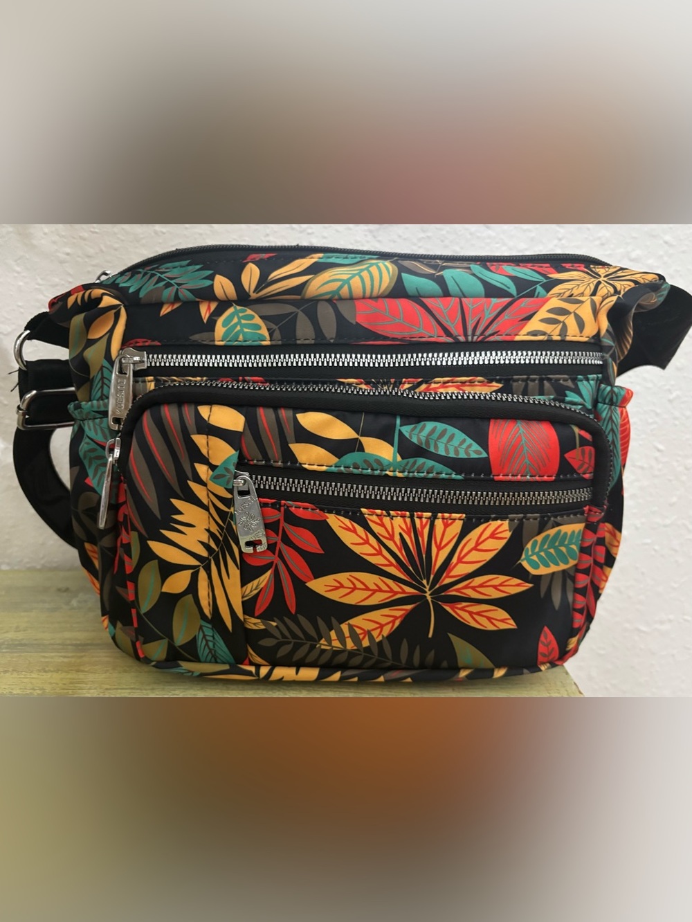 Yuesite NWOT Tropical Floral Multi-Pocket Nylon Crossbody Bag